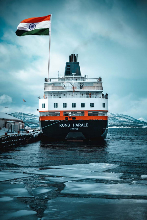 Independence day ship editing background